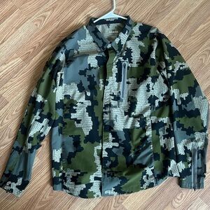 Men’s large KUIU Green and Gray Camouflage Field Jacket